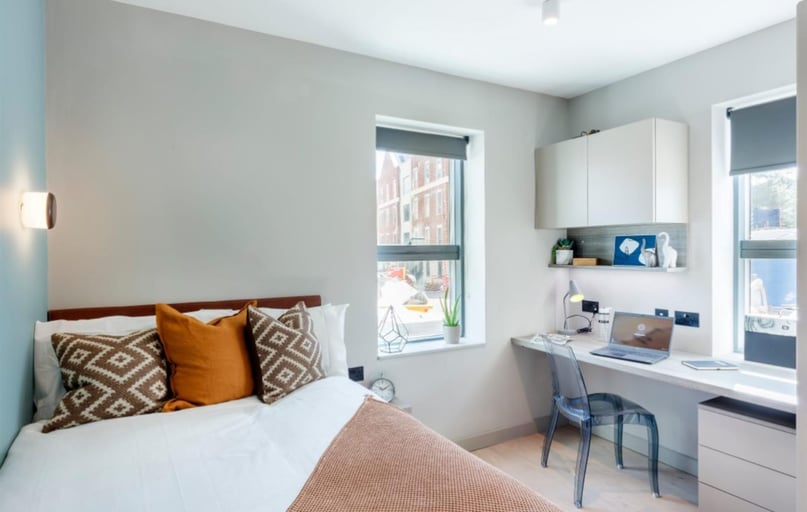 Harvest Road, Englefield Green, Egham - Image 1